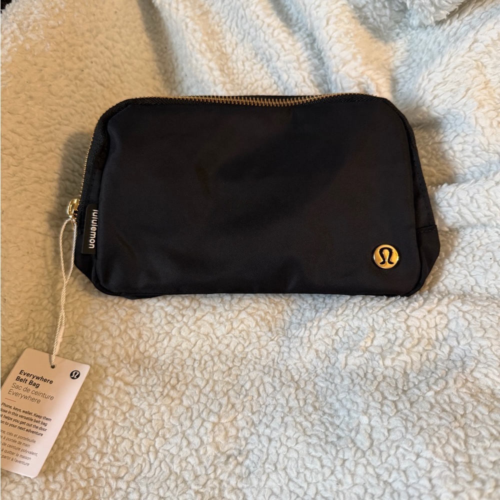 Lululemon Black Zippered Pouch Everywhere belt bag